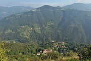 39 Vista sulla sottostante Pregaroldi di Bracca e verso Cornalta di Bracca e Miragolo S. Salvatore di Zogno